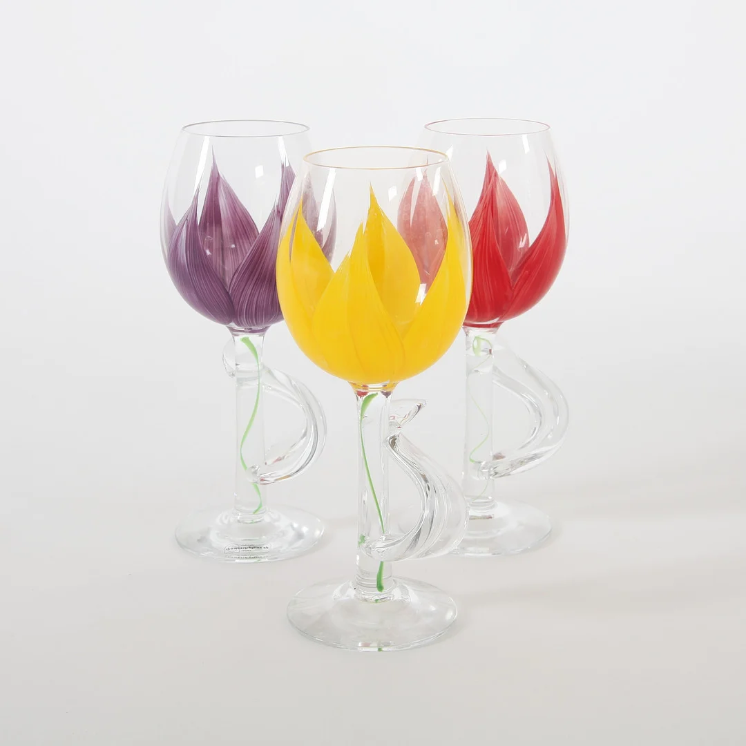 ANNA ÖRNBERG. VINGLAS, 3 st, "Tulpaner", Strömsbergshyttan. — Utility glass — Auktionsverket Engelholm