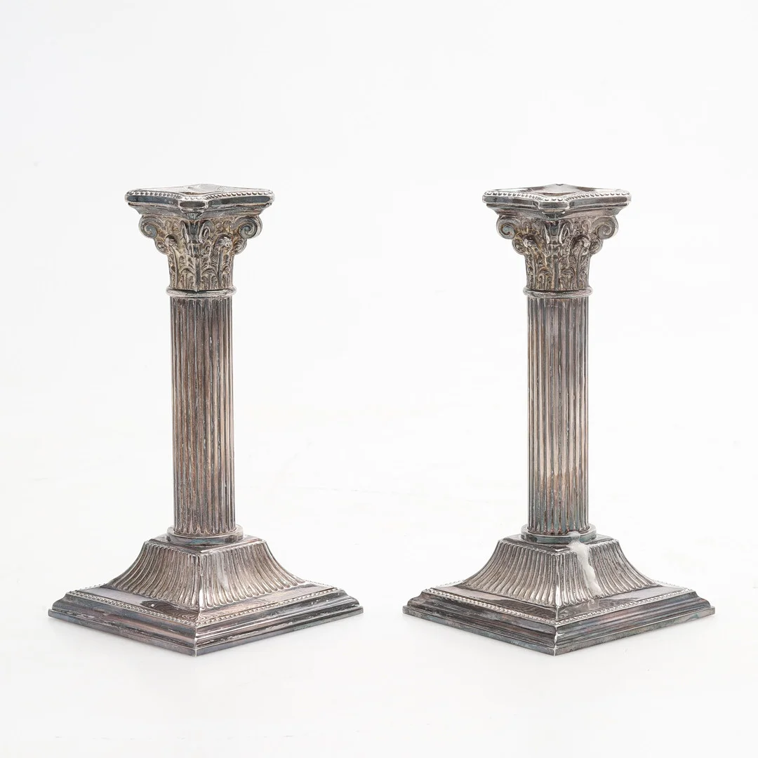 KOLONNLJUSSTAKAR, nysilver, ett par, talien. — Candlesticks — Crafoord Auktioner Malmö