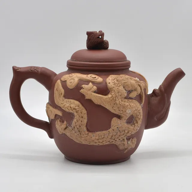 YIXING-TEEKANNE AUS ZISHA-TON, DRACHEN-DEKOR, CHINA, 20. JAHRHUNDERT.