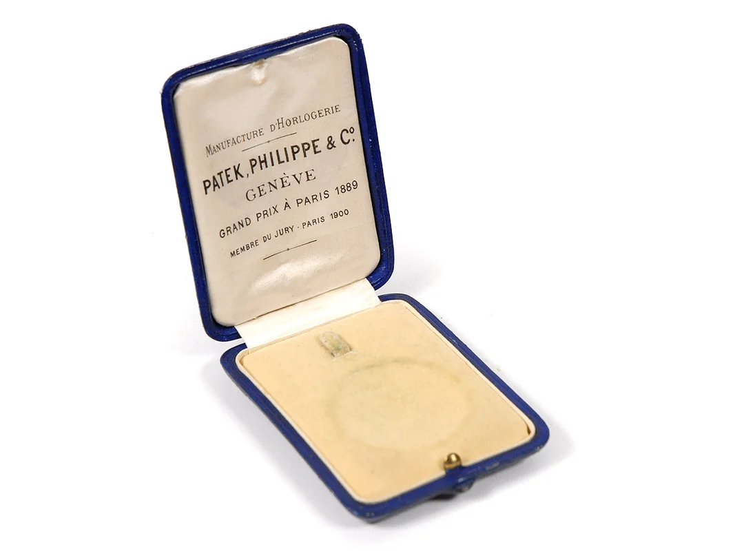 BOX, till Patek Philippe, fickur, 78 x 100 x 20 mm, ca 1900. — Klocktillbehör/Patek Philippe — Kaplans