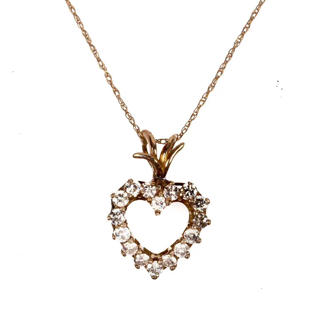 HJÄRTFORMAT HÄNGE MED KEDJA, 14 K guld med briljantslipade diamanter, totalt 0,80 ct. — Brooches & Pendants — Helsingborgs Auktionskammare