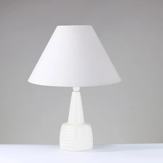EINAR JOHANSEN (1906-80). Bordlampe af hvidglaseret keramik dekoreret med lodrette rækker af øjeformede relieffer, Søholm, Bornholm, Danmark, 1970/80'erne.