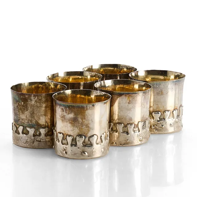 OWE JOHANSSON (född 1939). Bägare, 6 st, sterlingsilver, oregelbunden reliefdekor över hamrad yta, Stockholm 1971-72.