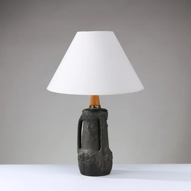 LAURITZ HJORTH. Bordlampe af sort terrakotta dekoreret med ugler og flagermus, modelnr. 652, Art Nouveau, Danmark, 1900-tallets begyndelse.
