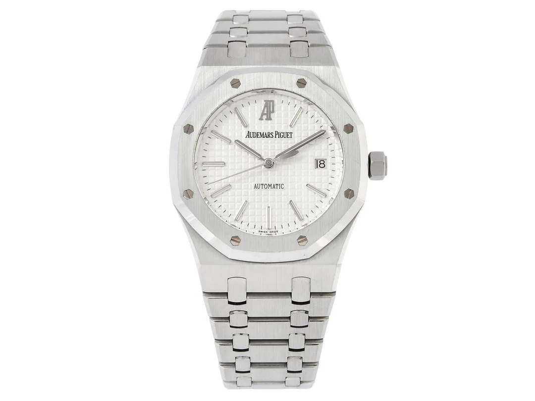 AUDEMARS PIGUET, Royal Oak, Cal 3120, Serie nr. 622733, Ref nr. 15300ST.OO.1220ST.01, Boett nr. F41122-0408, herrur, 39 mm, stål, automatisk, safirglas, datum, glasbaksida, integrerad originallänk, viklås, integrerat läderband, viklås, cert, mars 2016, box, ytterkartong. — Klockor/Audemars Piguet — Kaplans