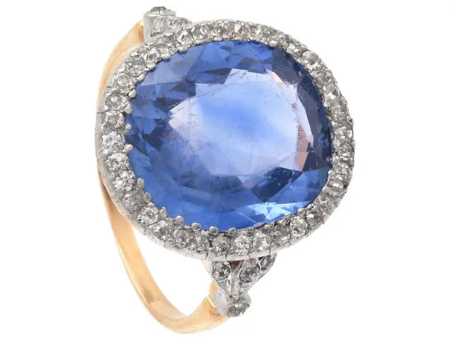 RING, 18K guld/platina, ovalslipad safir ca 6,50 ct, troligen obehandlad, gammalslipade diamanter, stl 17,25 mm, vikt 5,1 g, några diamanter har skador och nagg, safiren har nagg och slitna fasettkanter.