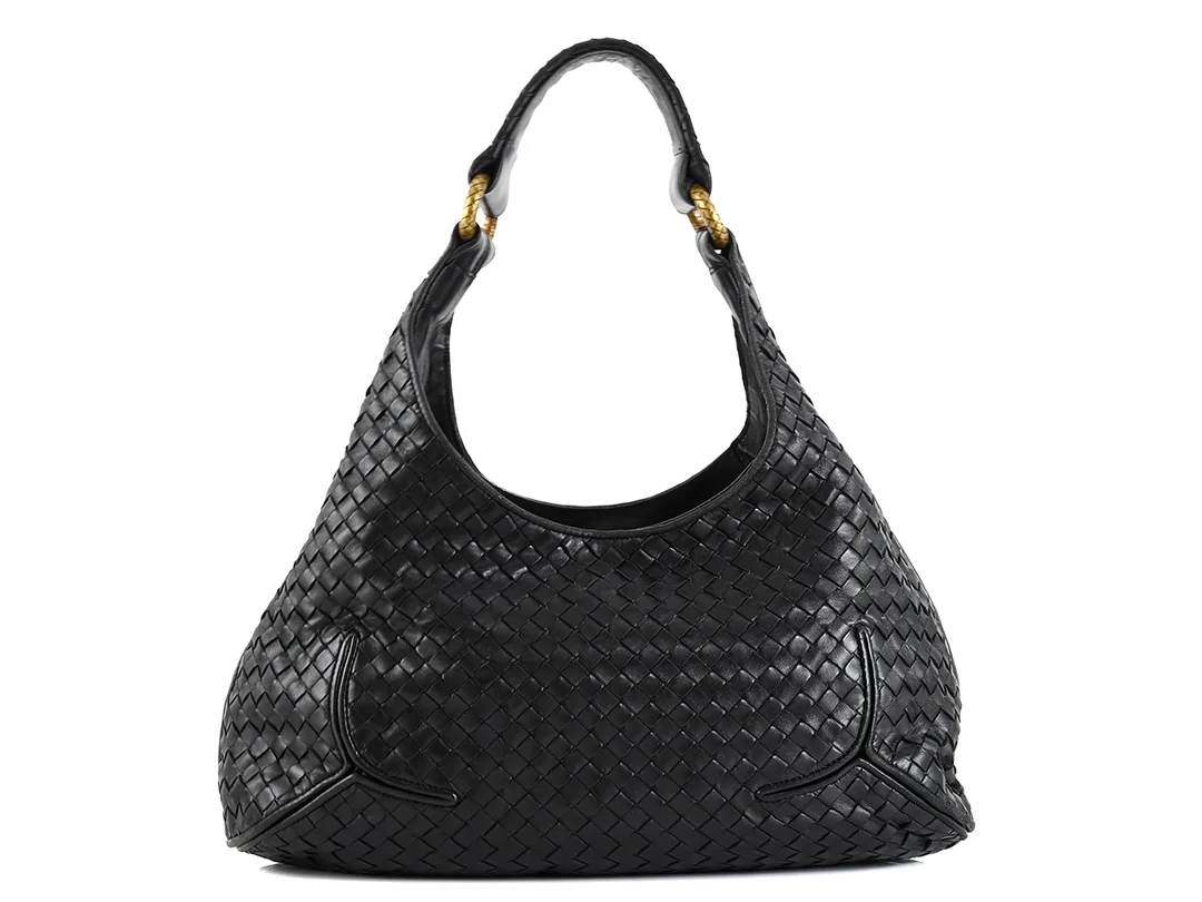 VÄSKA, BOTTEGA VENETA, Intrecciato, svart flätat läder, detaljer i gulmetall, 38x20x10 cm, dustbag. — Accessoarer/Väskor — Kaplans