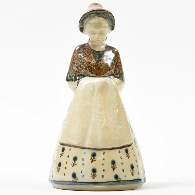 GUDRUN MEEDOM BÆCH. Keramikfigur. Fremstillet hos Bing og Grøndahl. Signeret.