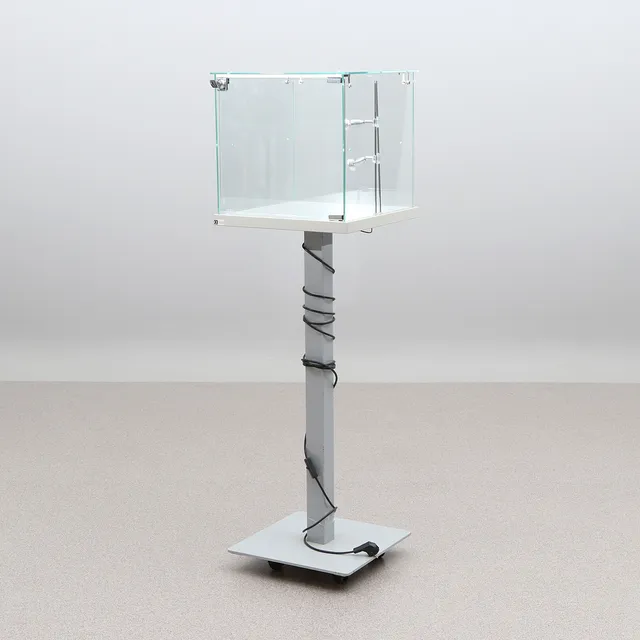 VITRINMONTER PÅ PELARFOT. Glas och lackerad metall. Samtida tillverkning.
