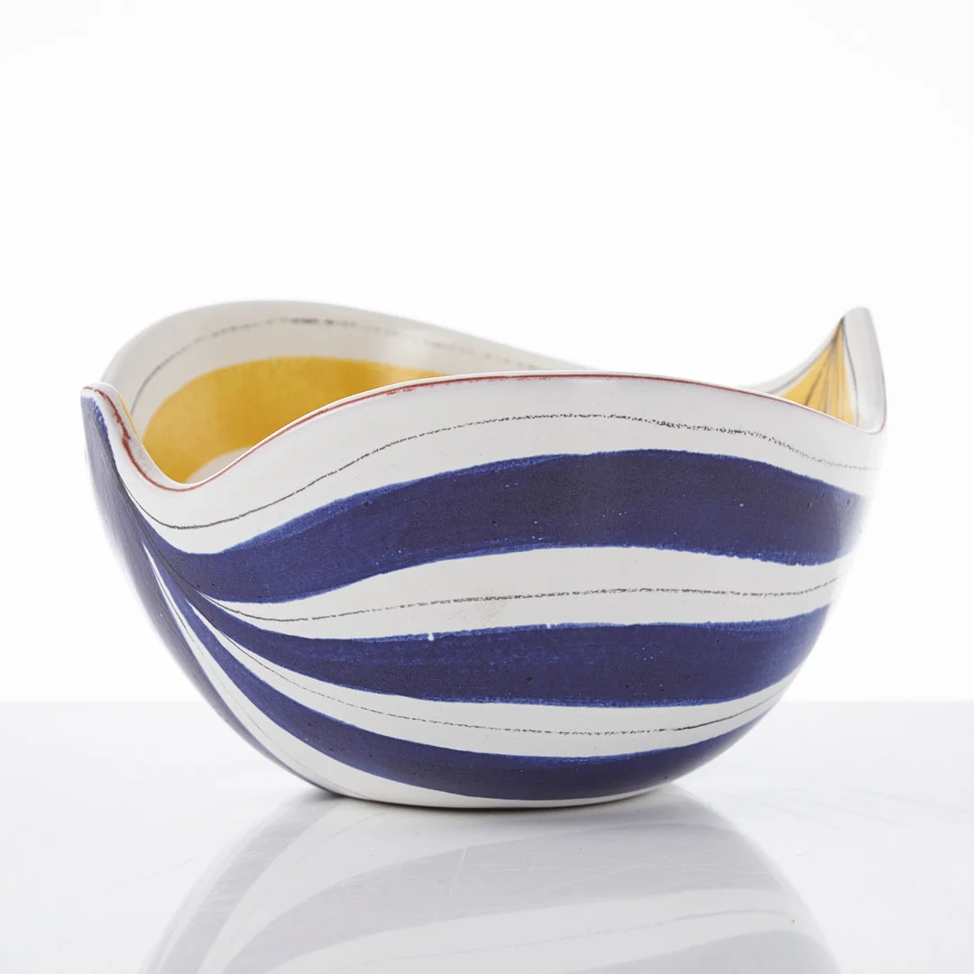STIG LINDBERG. SKÅL, fajans, Design Stig Lindberg, Gustavsberg Studiohand, polykrom dekor, målarsignatur Gofredo Nanini. — European — Stockholms Auktionsverk Magasin 5