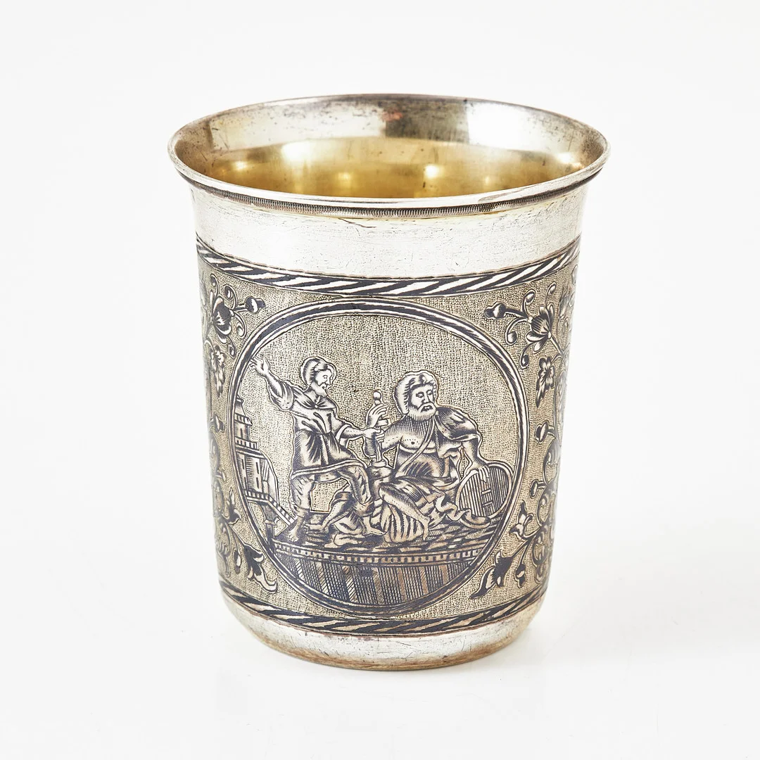 BÄGARE, silver, figurscener och blomster i niellodekor, delvis förgylld, 1800-talets första hälft, Ryssland. — Silver — Stockholms Auktionsverk Magasin 5