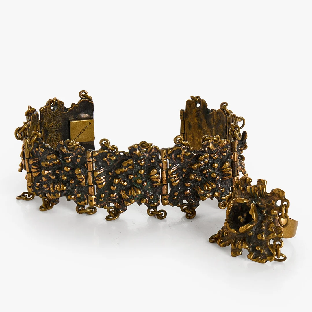 PENTTI SARPANEVA (2 delar). brutalistiska bronssmycken. Ring samt armband. Finland. 1960/70-tal. — Bracelets — Crafoord Auktioner Stockholm