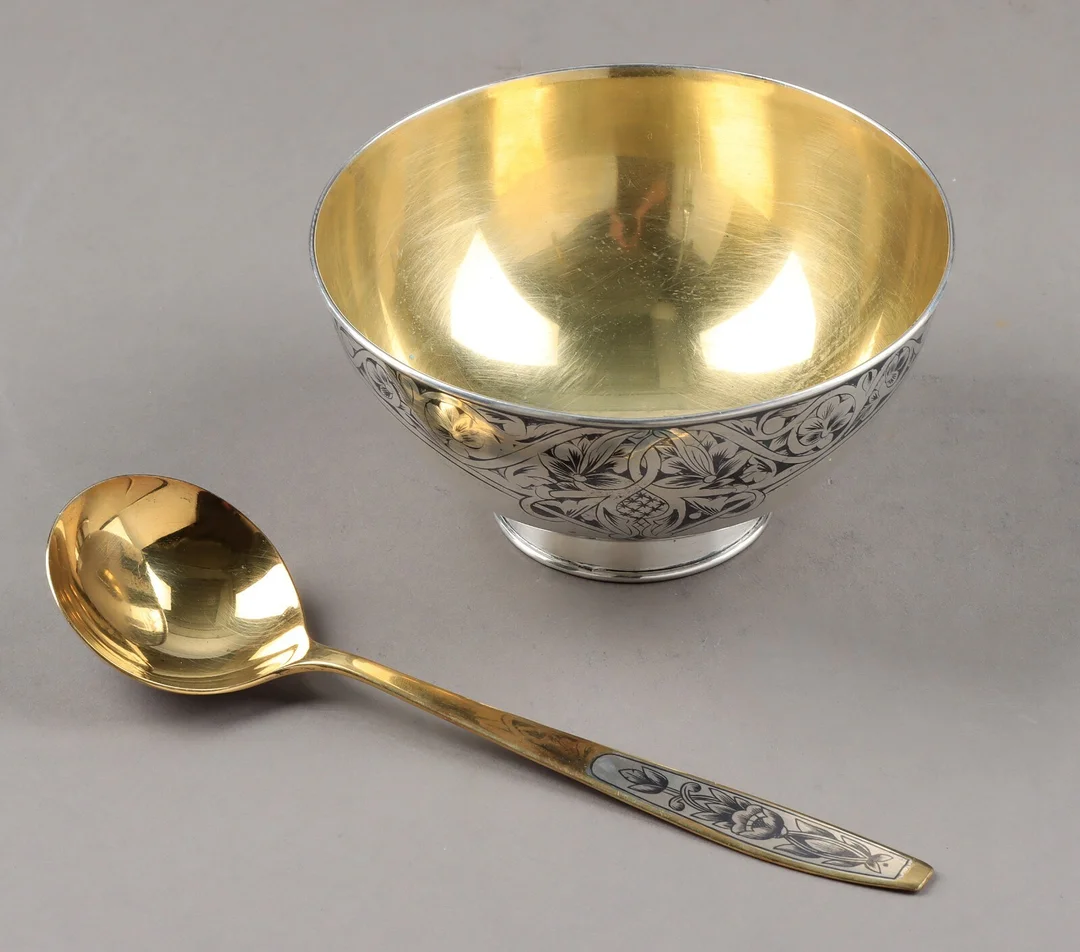 Russisk skål og ske af sølv med nielloarbejde, Sovjetunionen 1900-tallets anden halvdel (2) — Silver, bronze, copper and pewter/Hollowware — Lauritz