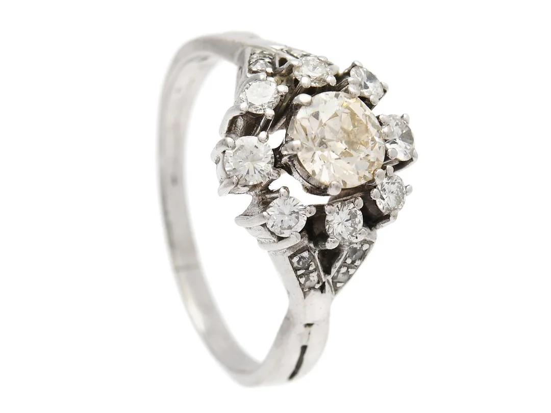 CARMOSÉRING, 18K vitguld, gammalslipad diamant ca 0,60 ct, ca Cape/SI2-P1, 8 briljantslipade diamanter ca 0,35 ctv, mindre åttkant- samt rosenslipade diamanter, stl 18,5 mm, vikt 5,3 g, 2 briljantslipade diamanter har skador. — Smycken/Carmoséring — Kaplans