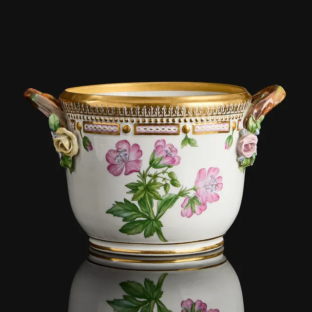 FLORA DANICA. Ytterfoder, porslin, Den Kongelige Porcelainsfabrik / Royal Copenhagen, Danmark, modell 3570.