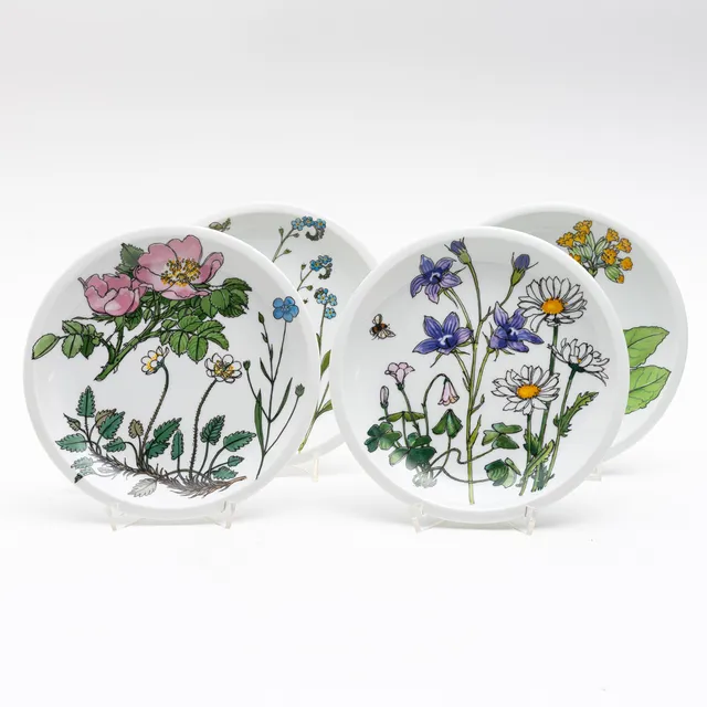 MARGUERITE WALFRIDSSON. Assietter, 4 st, "Midsommar", porslin, IKEA, formgiven 1975.