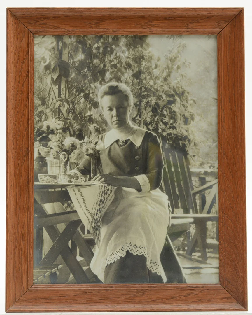 SELMA LAGERLÖF. Selma Lagerlöf Originalfotografi. Privattaget fotografi taget vid kaffebordet i trädgården på Mårbacka 1913. — Photography — Connoisseur Bokauktioner