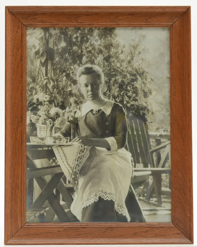 SELMA LAGERLÖF. Selma Lagerlöf Originalfotografi. Privattaget fotografi taget vid kaffebordet i trädgården på Mårbacka 1913.