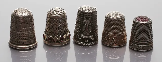 FINGERHÜTE, 13 stück um 1900- Anfang 20 Jahrhundert.