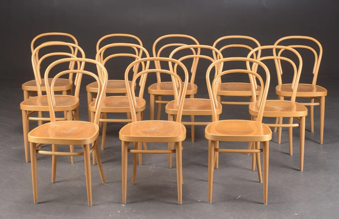 Thonet. Tolv stole af formbøjet bøg (12) — Furniture/Chairs — Lauritz