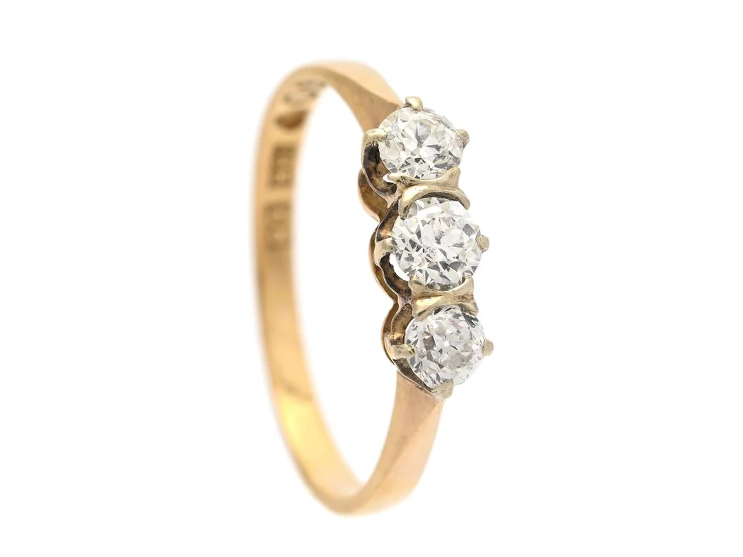 TRESTENSRING, 18K guld, gammalslipade diamanter ca 0,50 ctv, ca TW/SI-P, stl 16,25 mm, vikt 1,8 g, diamanter med nagg och skador. — Smycken/Trestensring — Kaplans
