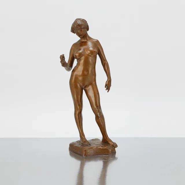 OTTO STRANDMAN. "Konstkritik", guldpatinerad brons. Utförd 1910.
