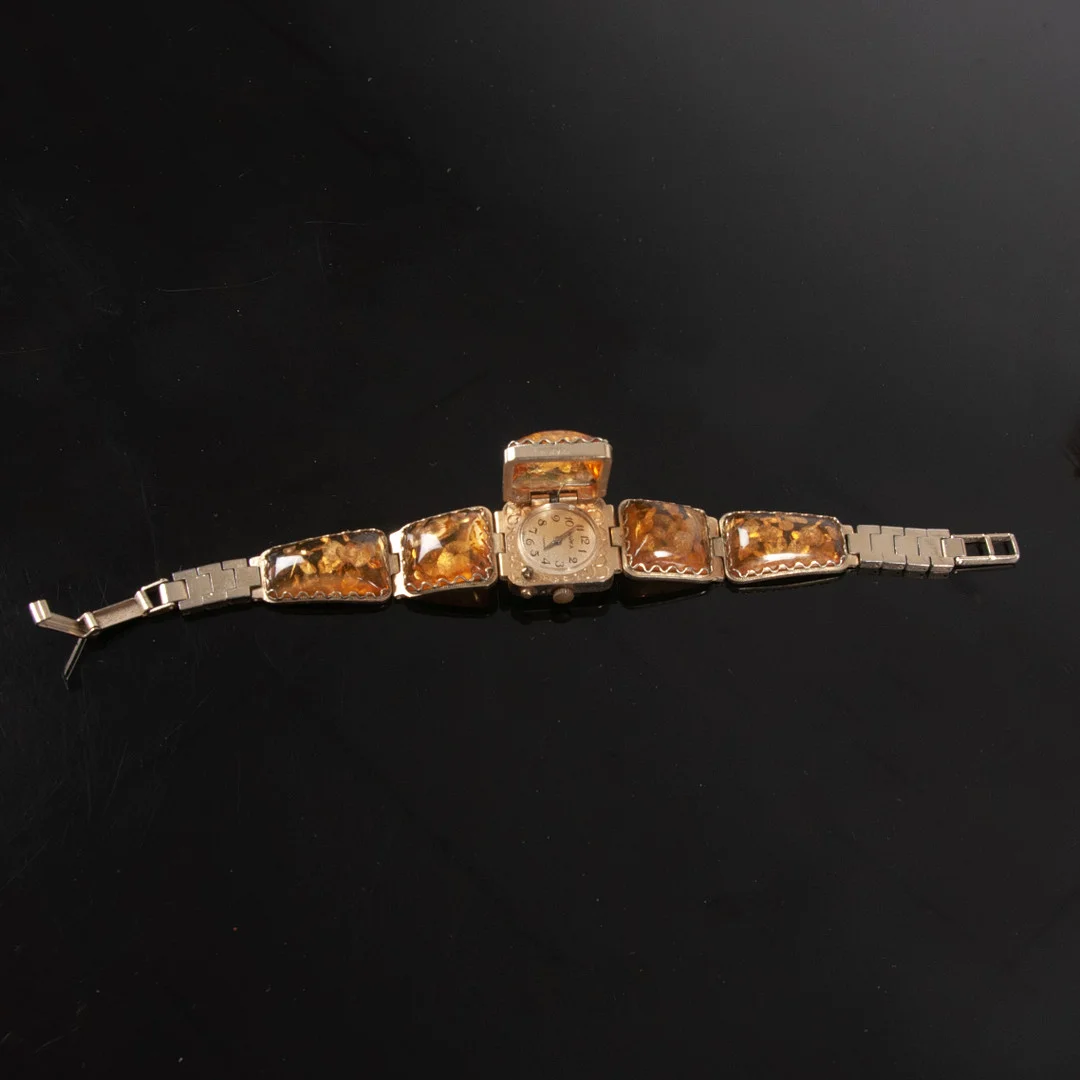 ARMBANDSUR CHAIKA . Yanka, Ryssland, bärnsten och gulmetall. — Wristwatches — Laholms Auktionskammare