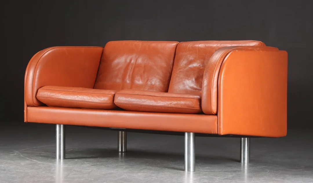 Jørgen Gammelgaard. Two-seater sofa, model EJ-20, cognac-coloured leather — Furniture/Lounge suites, sofas — Lauritz