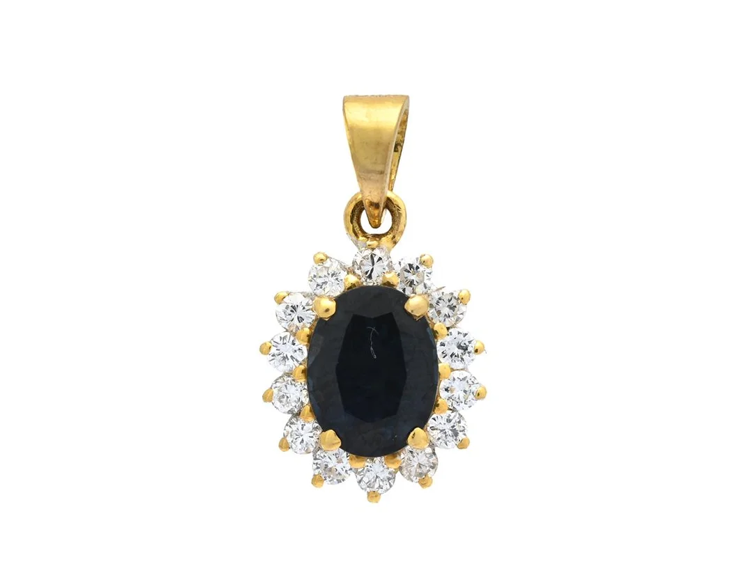 CARMOSÉHÄNGE, 18K guld, blå safir ca 1,75 ct, 14 briljantslipade diamanter ca 0,25 ctv, ca W(H)/SI, längd ca 2 cm, vikt 2,5 g. — Smycken/Hänge — Kaplans