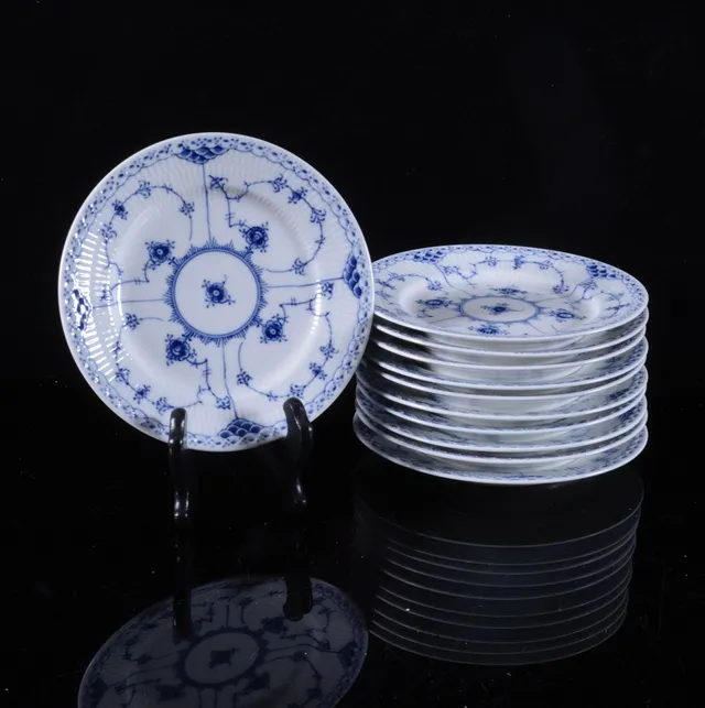 ASSIETTER, 11 st, porslin, "Musselmalet" halvblond, Royal Copenhagen, Danmark.