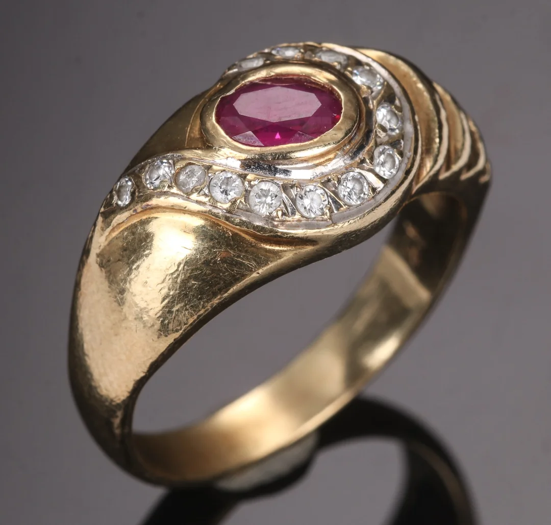 Vintagering med sybtetisk rubin og cubiske zirkoner af 14 kt. guld — Jewellery/Rings — Lauritz