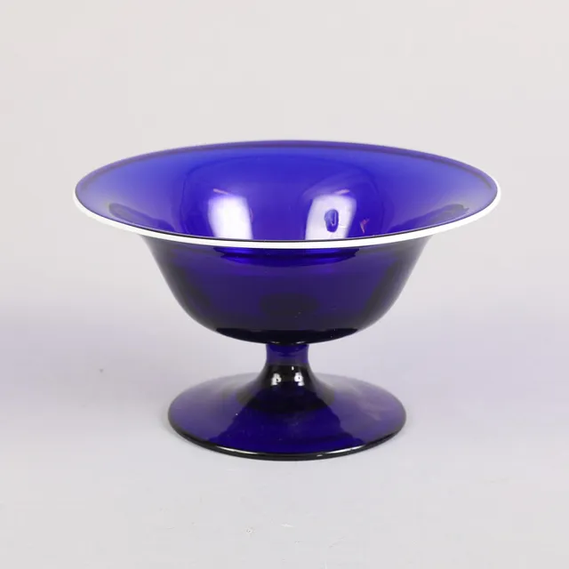 HADELAND GLASSVERK. Opsats / sukkeropsats af blåt og hvidt glas, 1960.