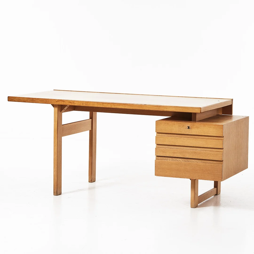OLAVI HÄNNINEN. Skrivbord, "Paletti", HMN Hoonekalu Mikko Nuppanen, Lahti, Finland. — Desks — Stockholms Auktionsverk Magasin 5