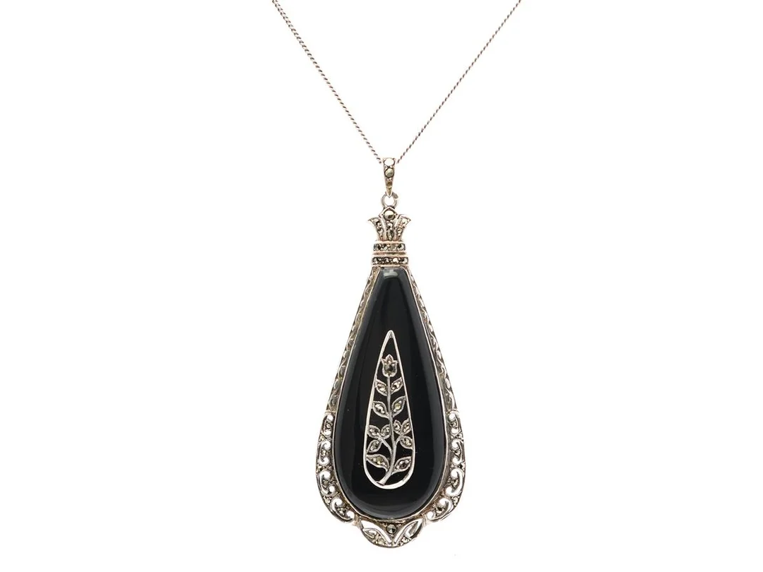 HÄNGE/KEDJA, silver, onyx, markasiter, längd 60 cm, vikt 18,4 g. — Smycken/Hänge med kedja — Kaplans