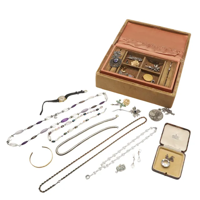 A FRENCH PASTE NECKLACE AND ITEMS OF COSTUME JEWELLERY.