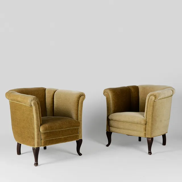 Et par overpolstrede lænestole, dansk møbelproducent, 1900 første halvdel (2).