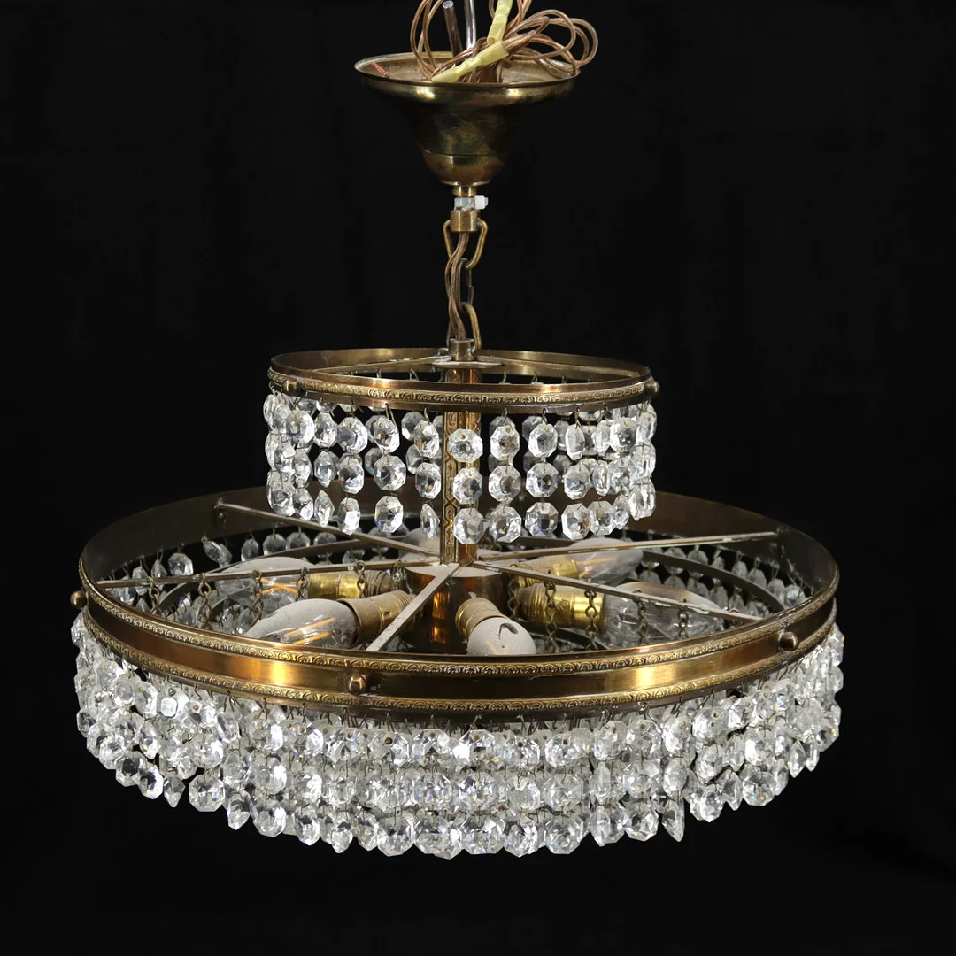 TAKLAMPA, plafondmodell, stomme av mässing, prismor av kristall, sex ljuspunkter, 1900-tal. — Ceiling lights — Höganäs Auktionsverk
