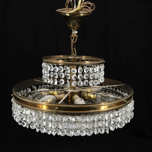 TAKLAMPA, plafondmodell, stomme av mässing, prismor av kristall, sex ljuspunkter, 1900-tal.