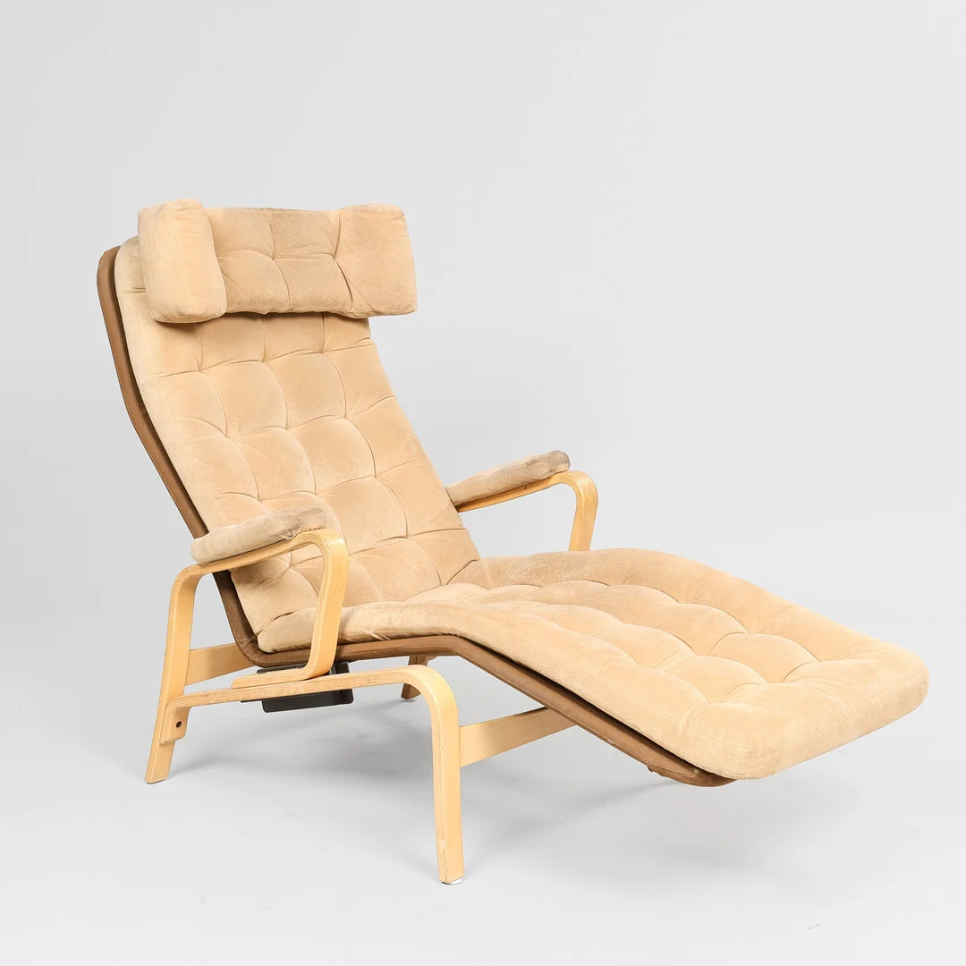 SAM LARSSON. Liggestol/hvilestol, beige Alcantara , "Fenix", Dux. Sverige. — Armchairs & Chairs — Palsgaard Kunstauktioner