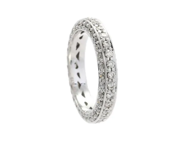RING, 18K vitguld, 96 briljantslipade diamanter ca 1,72 ctv, ca W-TCa/VS-SI, stl 17 mm, vikt 5,2 g.