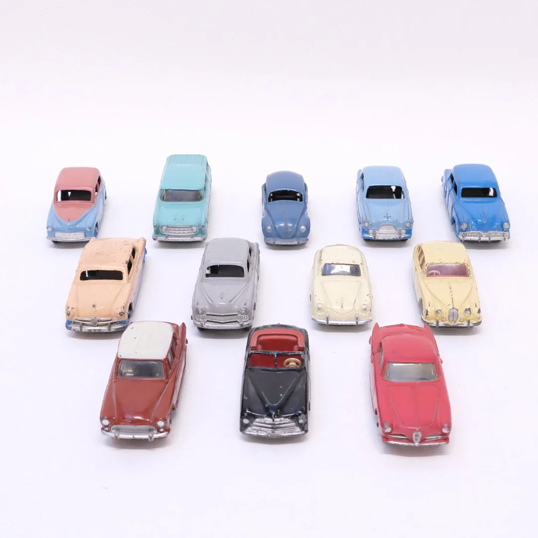 DINKY TOYS. MODELLBILAR, TOLV DELAR. SKALA 1:43. MECCANO LTD, MESTADELS ENGLAND. — Model cars — Björnssons Auktionskammare