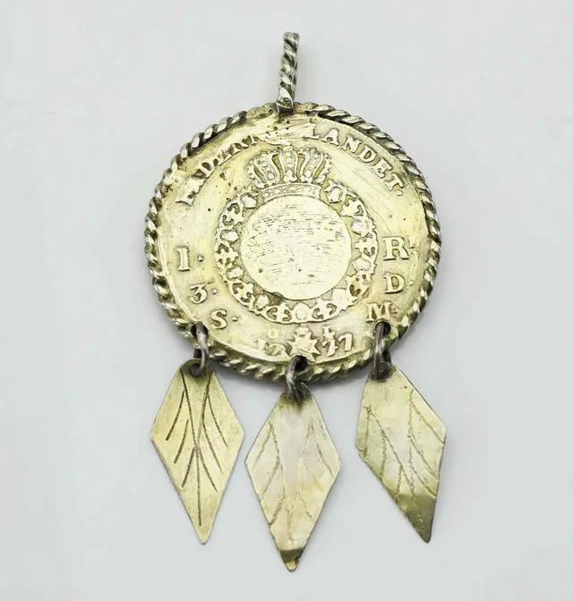 DRÄKTSMYCKE, sk kedjepenning/sellpenning, guldförgyllt silver, Delsbo, Hälsingland, 1700-tal.