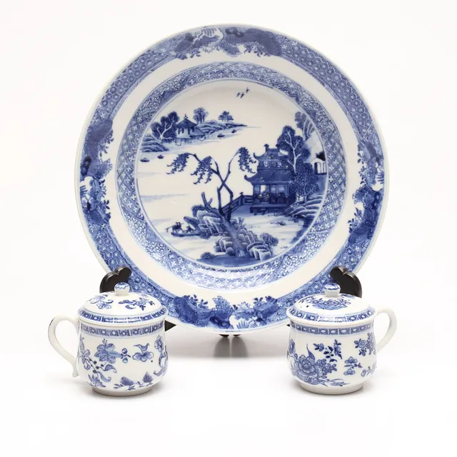 FAT samt CREMEKOPPAR, 1 par, porslin, Qingdynastin, 1700/1800-tal.