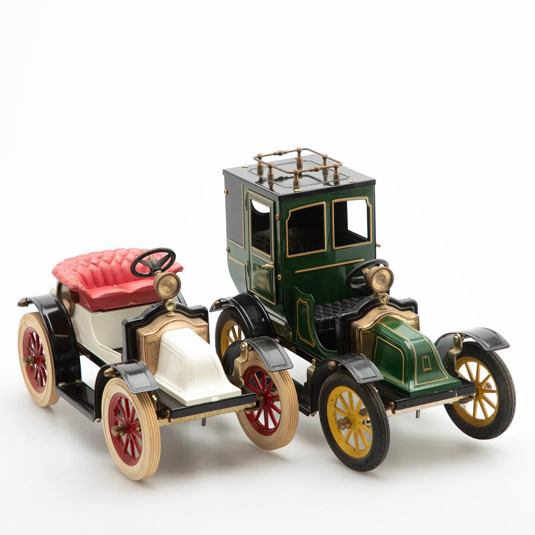 GC Original Historic Automobiles: zwei Modellautos 1/12: Taxi Welti-Furrer grün 1911 und ein Oldtimer (2). — Model cars — Stockholms Auktionsverk Hamburg
