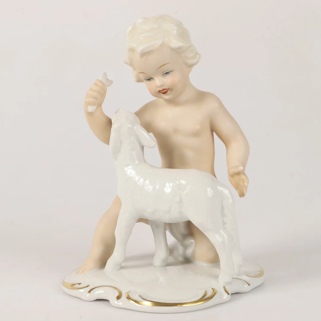 FIGURIN barn med lamm, porslin, Schaubashkunst, Tyskland. — European — Helsingborgs Auktionskammare