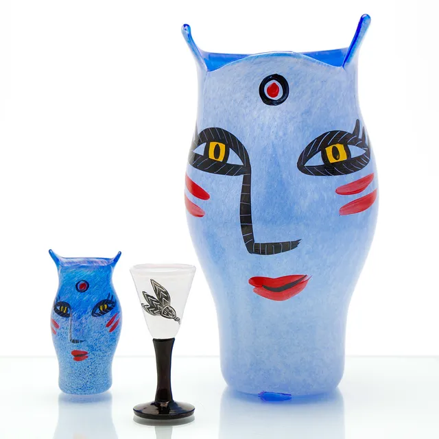 ULRICA HYDMAN-VALLIEN. Vaser, 2 st, "Open minds", 1 snapsglas, "Caramba", signerade, Kosta Boda 1980-tal.