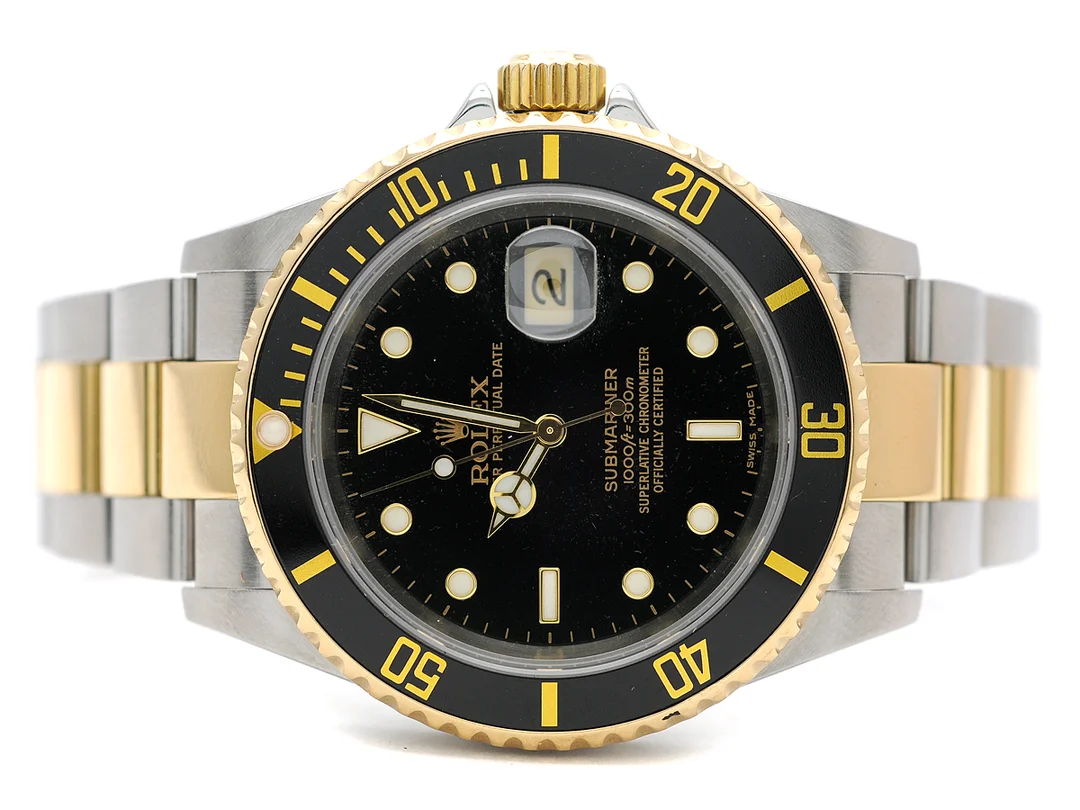 ROLEX, Oyster Perpetual Date, Submariner (1000ft=300m), Chronometer, Ref nr. 16613 T, Serie nr. Z263827, Cal 3135, Verk nr. 3 1004254, Boett nr. 2160, herrur, 40 mm, stål/guld, automatisk, safirglas, datum, Fliplocklänk, viklås, Ref nr. 93253-OP8, servad april 2012, cert, juli 2007, box, ytterkartong. — Klockor/Rolex — Kaplans