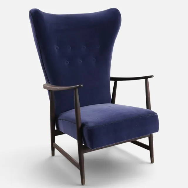 Højrygget lænestol med stel af mørkbejdset bøg med 'sko' af messing, betrukket med blåt velour fra Kvadrat. Danmark, 1960'erne.