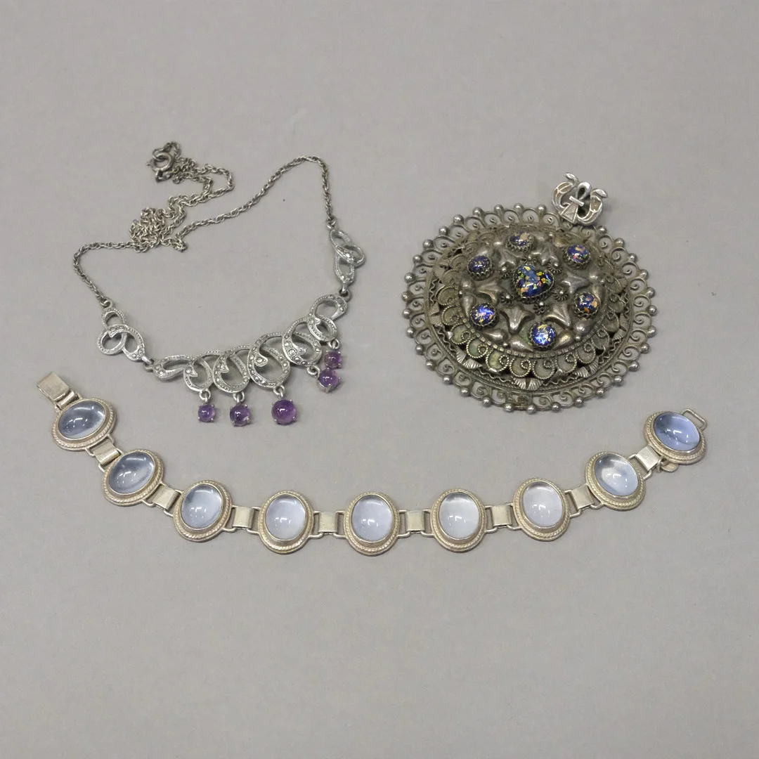 TRE DELAR SMYCKEN, SILVER. — Objet de vertu & Miscellaneous — Björnssons Auktionskammare