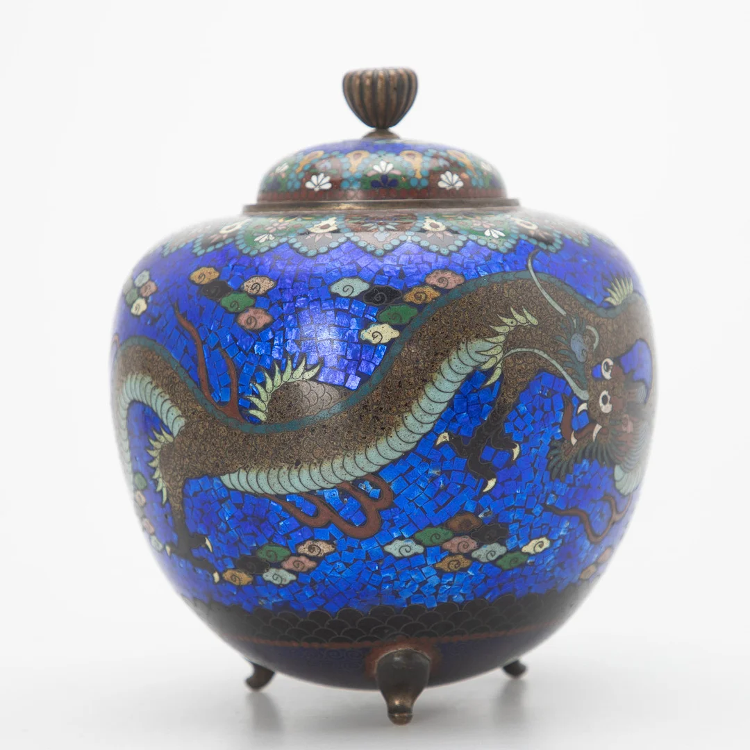 Cloisonné-Deckeldose mit Drachendekor, Japan, Meiji-Zeit. — Cloisonné — Stockholms Auktionsverk Hamburg